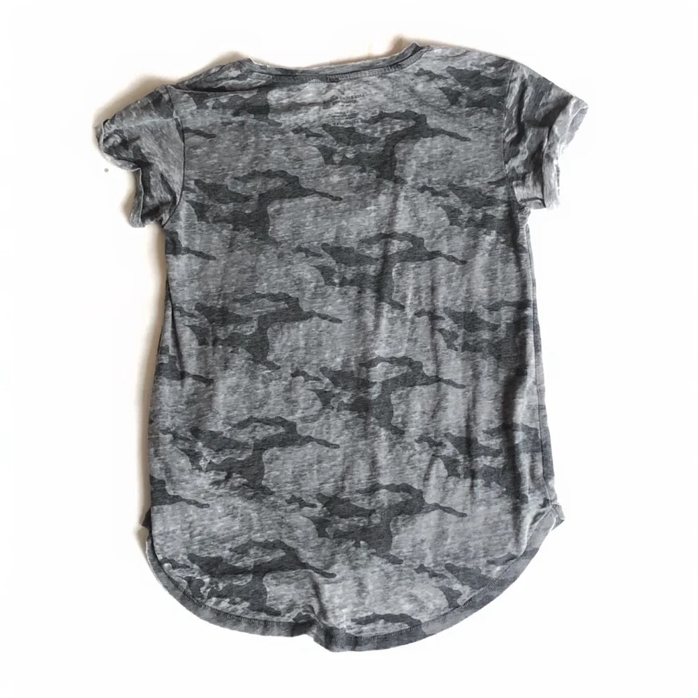 AEO Camo V Neck Hi Low Tee • XS - Picture 3 of 7